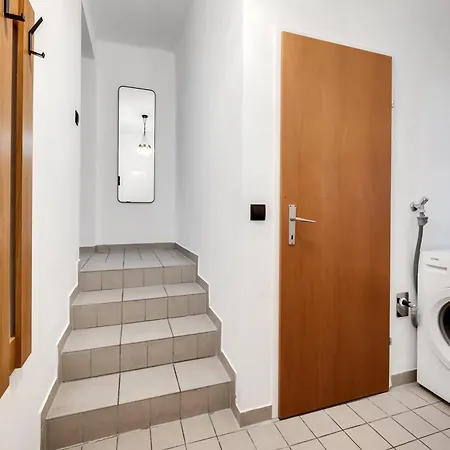 Ruhige Oase In Der Naehe Von Parkanlage Und Krankenhaus